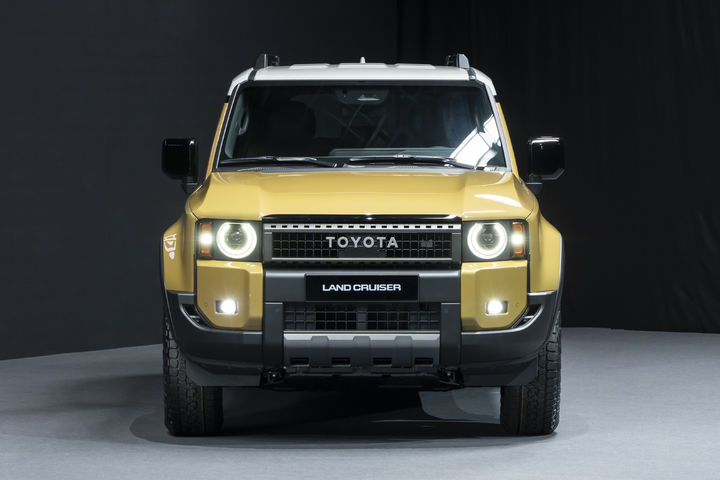 [서울=뉴시스] 토요타가 2일 일본 도쿄에서 대형 스포츠유틸리티차량(SUV) 랜드크루저를 공개했다. 신형 랜드크루저는 14년만에 나온 풀체인지로 이번에 하이브리드도 모델도 추가됐다. (사진=토요타 제공) 2023.08.04 photo@newsis.com *재판매 및 DB 금지
