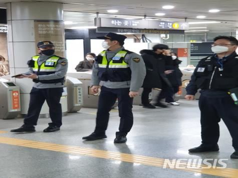 [서울=뉴시스]지하철역 순찰 모습. (사진=서울교통공사 제공). 2023.08.04. photo@newsis.com