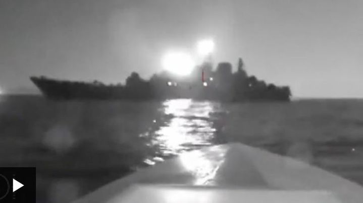 [서울=뉴시스]우크라이나가 흑해 노보로시스크항의 러시아 해군기지를 해상 드론(무인정)으로 공격했다고 러시아가 4일 비난했다. 지난해 2월 우크라이나 전쟁이 발발한 이후 러시아 상업 항구가 우크라이나의 공격 목표가 된 것은 노보로시스크가 처음이다. 노보로시스크는 해군 기지, 조선소 및 석유 터미널을 갖추고 있는 흑해의 러시아 수출 핵심 항구이다. <사진 출처 : BBC 동영상 캡처> 2023.08.04.