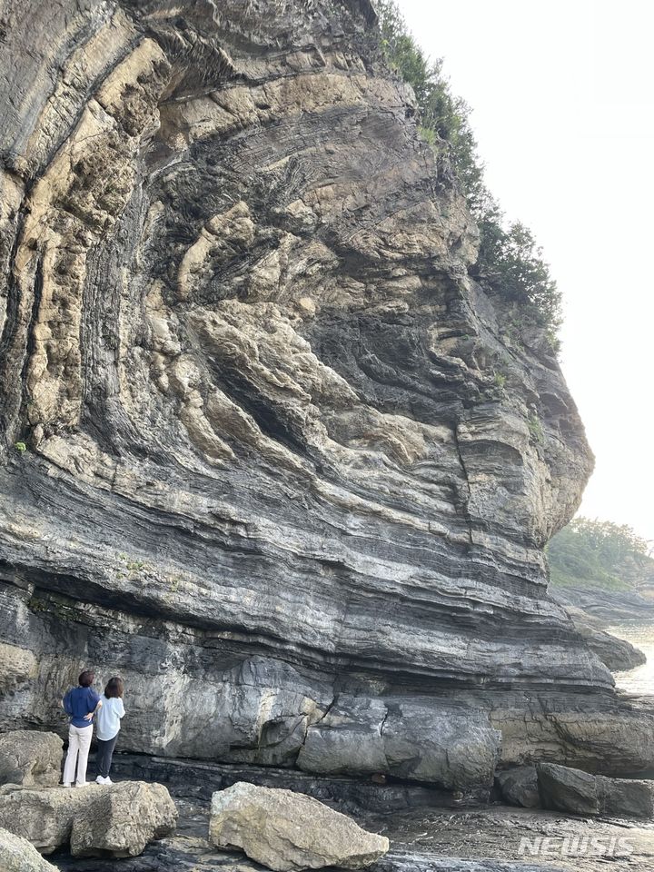 [부안=뉴시스] 백악기 시절 만들어진 것으로 추정되는 대월횡와습곡은 지층이 압력을 받아 횡으로 휘어 큰 달처럼 됐다는 뜻에서 대월습곡으로 불린다. 2023.08.04. shin2roo@newsis.com