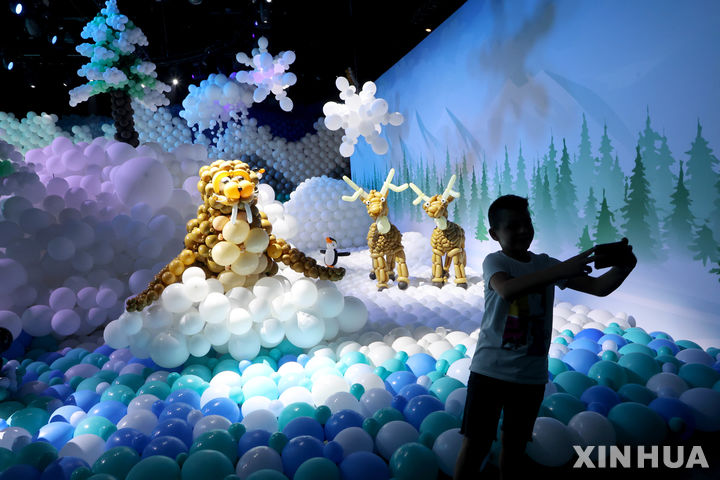 [텔아비브=신화/뉴시스] 3일(현지시각) 이스라엘 텔아비브에서 '풍선 스토리' 전시회가 열려 방문객이 기념촬영을 하고 있다. 친환경 '풍선스토리' 전시회는 생분해성 풍선과 공기 주입식 아트 설치물로 비 환경파괴의 지속가능성과 창의성의 융합을 강조한다. 2023.08.04.