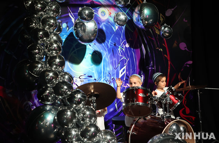 [텔아비브=신화/뉴시스] 3일(현지시각) 이스라엘 텔아비브에서 '풍선 스토리' 전시회가 열리고 있다. 친환경 '풍선스토리' 전시회는 생분해성 풍선과 공기 주입식 아트 설치물로 비 환경파괴의 지속가능성과 창의성의 융합을 강조한다. 2023.08.04.