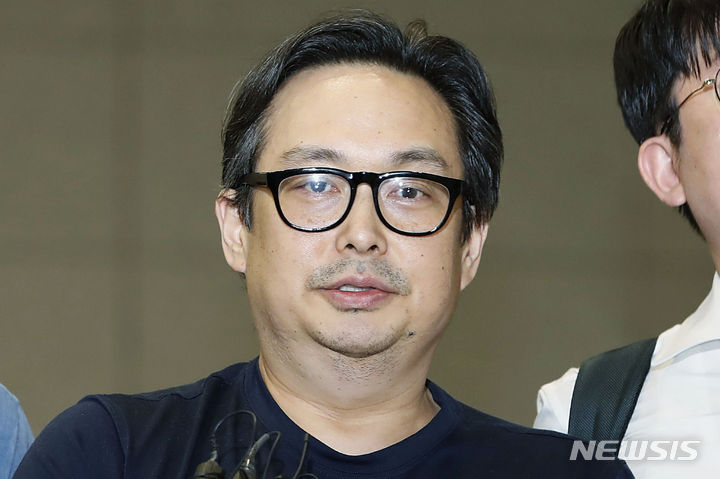 [인천공항=뉴시스] 최동준 기자 = 유병언 전 세모그룹 회장의 차남 유혁기 씨가 4일 인천국제공항을 통해 해외 도피 9년 만에 송환되고 있다. 2023.08.04. photocdj@newsis.com