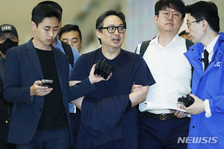 [인천공항=뉴시스] 최동준 기자 = 유병언 전 세모그룹 회장의 차남 유혁기 씨가 4일 인천국제공항을 통해 해외 도피 9년 만에 송환되며 취재진 질문에 답변하고 있다. 2023.08.04. photocdj@newsis.com