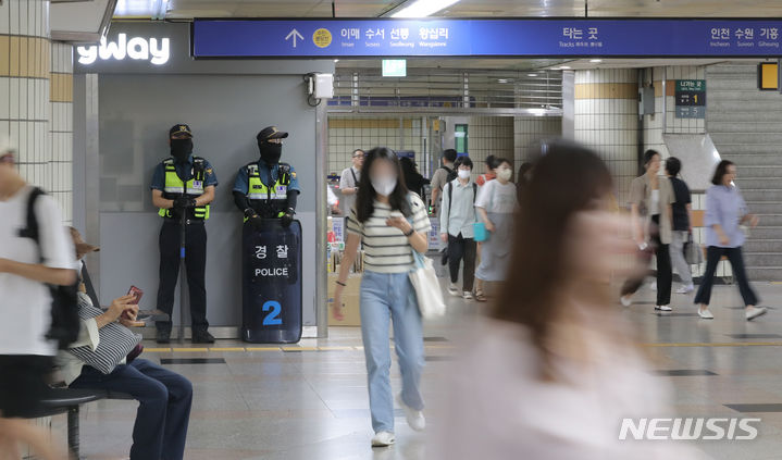 경찰 배치된 서현역.  [성남=뉴시스] 김금보 기자 = 4일 오전 서현역 흉기 난동 사건이 벌어진 경기 성남시 분당구 서현역 AK플라자 인근에 경찰력이 배치돼 있다. 경찰 등에 따르면 흉기 난동 범행을 저지른 A(23)씨는 3일 오후 5시50분께 서현역 앞 인도로 차량 돌진 후 서현역 AK플라자를 누비며 흉기를 휘둘렀다. A씨의 차량 충격으로 5명이, 흉기 테러로 9명이 다친 것으로 집계됐다. 2023.08.04. kgb@newsis.com