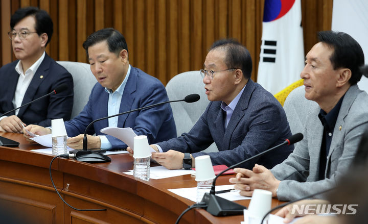 [서울=뉴시스] 이영환 기자 = 국민의힘은 4일 '노인 비하' 논란에 휩싸인 민주당 혁신위원회를 향해 "이해식 의원은 '늦었지만 잘한 일'이라며 김 위원장을 치켜세우면서도 대한노인회 회장이 김 위원장에게 명백한 폭력을 행사했고 치욕을 안겼다며 노인회를 다시 한번 폄하했다"고 밝혔다. 사진은 윤재옥 국민의힘 원내대표가 이날 오전 서울 여의도 국회에서 열린 원내대책회의에서 발언을 하고 있는 모습. 2023.08.04. 20hwan@newsis.com