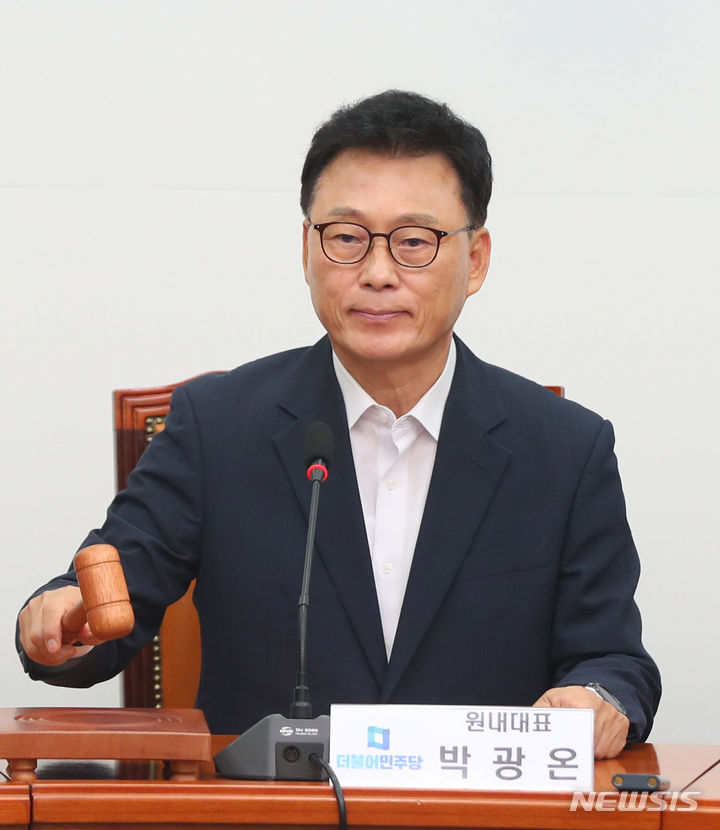 [서울=뉴시스] 추상철 기자 = 박광온 더불어민주당 원내대표가 4일 오전 서울 여의도 국회에서 열린 최고위원회의에서 의사봉을 두드리고 있다. 2023.08.04. scchoo@newsis.com