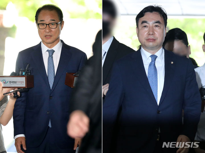 [서울=뉴시스] 김선웅 기자 = 검찰이 지난 2021년 일명 '더불어민주당 전당대회 돈봉투 의혹'으로 기소된 전직 국회의원 3명에게 실형을 구형했다. 사진은 이성만(왼쪽)·윤관석 전 무소속 의원이 지난해 8월4일 서울 서초구 서울중앙지법에서 열린 영장실질심사(구속 전 피의자심문)에 출석하고 있는 모습. 2023.08.04. mangusta@newsis.com