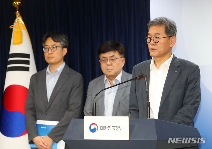 [서울=뉴시스] 배훈식 기자 = 배덕효 국가물관리위원회 민간위워장이 4일 오전 서울 종로구 정부서울청사에서 금강, 영산강 보 처리방안 재검토에 대한 브리핑을 하고 있다. 2023.08.04. dahora83@newsis.com