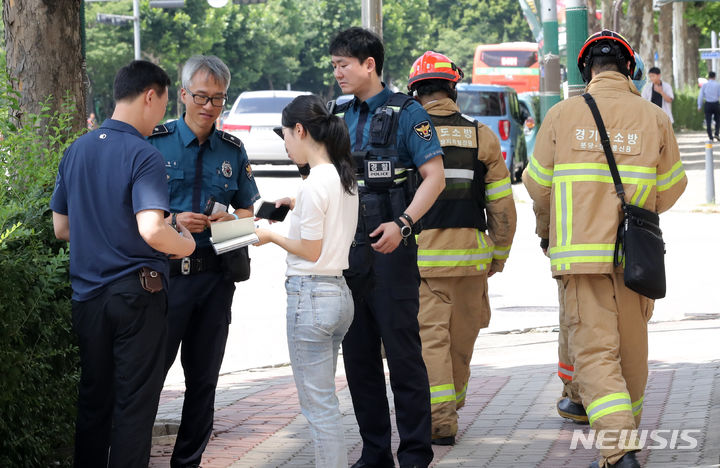 [성남=뉴시스] 김금보 기자 = 경찰·소방 차량들이 4일 경기 성남시 분당구 오리역 인근에서 흉기 난동 사건이 발생했다는 오인신고에 대응해 출동해 있다. 2023.08.04. kgb@newsis.com