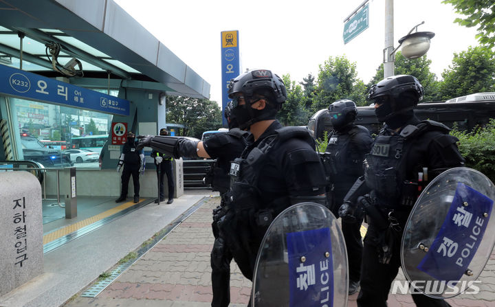 흉기 범행 예고 장소에 배치되는 경찰특공대.  [성남=뉴시스] 김금보 기자 = 경찰특공대 대원들이 4일 오후 경기 성남시 분당구 오리역에 흉기 난동 범행 예고 글에 대응해 배치되고있다. 2023.08.04. kgb@newsis.com