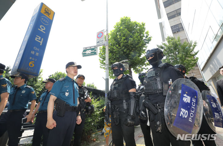 [성남=뉴시스] 김금보 기자 = 홍기현 경기남부경찰청장이 4일 오후 경기 성남시 분당구 오리역에서 흉기 범죄 예고 글에 대응해 배치된 경찰특공대원들의 준비 태세를 점검하고 있다. 2023.08.04. kgb@newsis.com