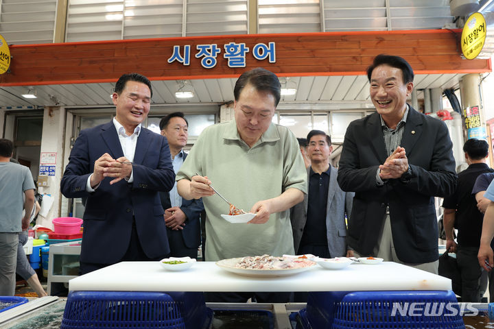 [서울=뉴시스] 윤석열 대통령이 휴가 일정을 이틀 줄이고 오는 7일부터 정상 업무에 돌입할 것으로 보인다. 사진은 지난 4일 경남 거제 고현종합시장을 방문해 전어회를 시식하는 윤 대통령의 모습. (사진=대통령실 제공) 2023.08.06