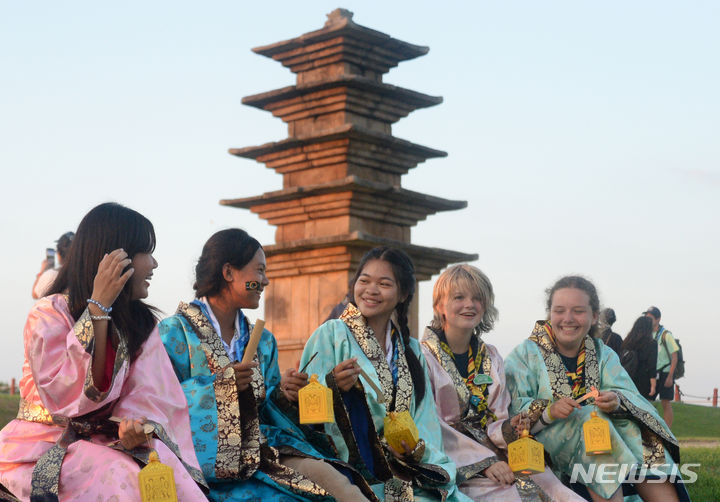 [익산=뉴시스] 김얼 기자 = '2023 새만금 제25회 세계스카우트잼버리'가 한창인 4일 전북 익산시 백제왕궁박물관으로 영외활동에 나선 태국과 스웨덴 스카우트 대원들이 백제 귀족 의상을 입고 대화를 나누고 있다. 2023.08.04. pmkeul@nwsis.com