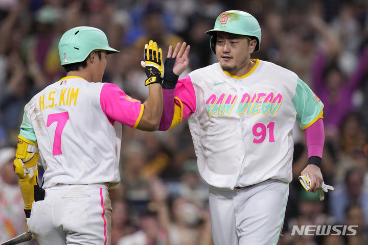 [샌디에이고=AP/뉴시스] 샌디에이고 파드리스의 최지만(사진 오른쪽)과 김하성이 5일(한국시간) 미국 캘리포니아주 샌디에이고의 펫코파크에서 벌어진 2023 메이저리그(MLB) LA다저스와의 경기에 나란히 선발 출전했다. 김하성은 4타수 2안타 1볼넷, 최지만은 1타수 무안타 2볼넷 2득점을 기록했다. 2023.08.05