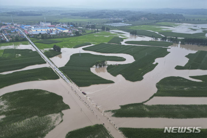 [수란(중국 지린성)=AP/뉴시스]지난 4일 중국 곡창지대 지린(吉林)성 수란(舒蘭)의 들판이 5호 태풍 독수리가 몰고온 홍수로 물에 잠겨 있다. 중국 동북부의 주요 곡창지대에 심각한 홍수를 일으켜 식량 안보에 대한 우려가 커지고 있다고 미 CNN이 7일 보도했다. 2023.08.07.