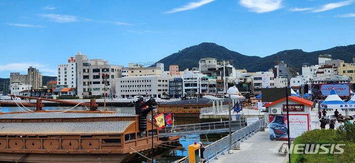 [통영=뉴시스] 신정철 기자= 제62회 통영한산대첩축제가 4일 오후 통영시 명정동 충렬사에서 고유제 봉행을 시작으로 9일간의 여름 축제에 돌입했다.사진은 충무공 이순신 장군의 ‘한산해전’ 승전 기념 축제 한마당에 참여할 거북선과 선박들이 정박한 통영 깅구안 전경.2023.08.04. sin@newsis.com