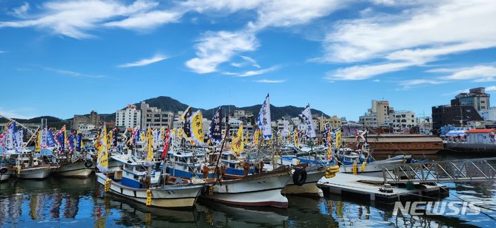 [통영=뉴시스] 신정철 기자= 제62회 통영한산대첩축제가 4일 오후 통영시 명정동 충렬사에서 고유제 봉행을 시작으로 9일간의 여름 축제에 돌입했다.사진은 개막식을 앞두고 있는 통영 강구안 전경.2023.08.04. sin@newsis.com