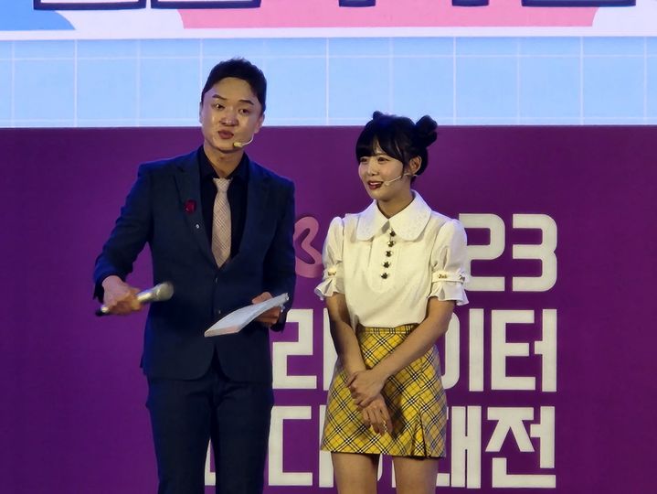 유튜버 옐언니(오른쪽)가 4일 인천 송도컨벤시아에서 열린 '크리에이터 미디어대전 in 인천'에서 행사를 진행하고 있다. *재판매 및 DB 금지