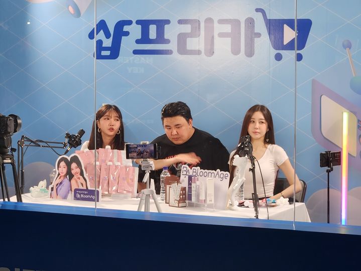 아프리카TV BJ들이 4일 인천 송도컨벤시아에서 열린 '크리에이터 미디어대전 in 인천'에서 샵프리카 커머스 방송을 진행하고 있다. *재판매 및 DB 금지