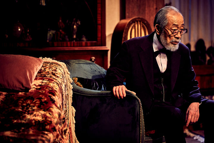 [서울=뉴시스]연극 '라스트 세션' 공연 사진. '프로이트' 역의 배우 신구. (사진=파크컴퍼니 제공) 2023.08.05. photo@newsis.com *재판매 및 DB 금지