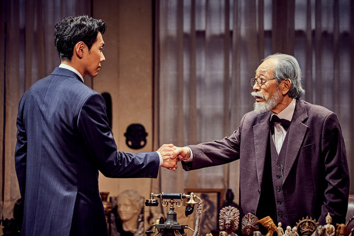 [서울=뉴시스]연극 '라스트 세션' 공연 사진. '프로이트' 역의 배우 신구와 '루이스' 역의 카이. (사진=파크컴퍼니 제공) 2023.08.05. photo@newsis.com *재판매 및 DB 금지