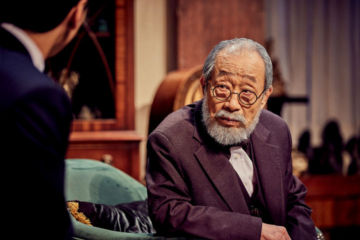 [서울=뉴시스]연극 '라스트 세션' 공연 사진. '프로이트' 역의 배우 신구와 '루이스' 역의 카이. (사진=파크컴퍼니 제공) 2023.08.05. photo@newsis.com *재판매 및 DB 금지