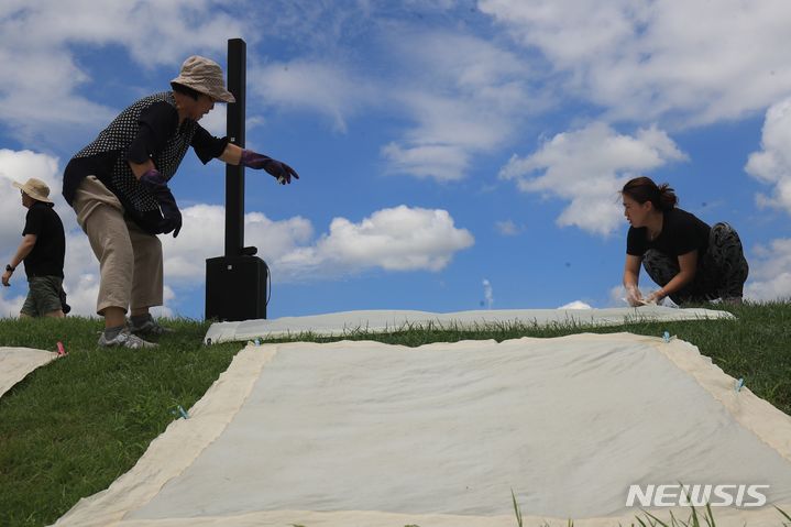 [서귀포=뉴시스] 양영전 기자 = 지난 5일 오전 제주도농업기술원 서귀포농업기술센터 야외 잔디광장에서 열린 '반려견과 함께하는 천연염색 패션쇼'에서 제주 전통문화인 감물염색 체험이 진행되고 있다. 2023.08.05. 0jeoni@newsis.com 