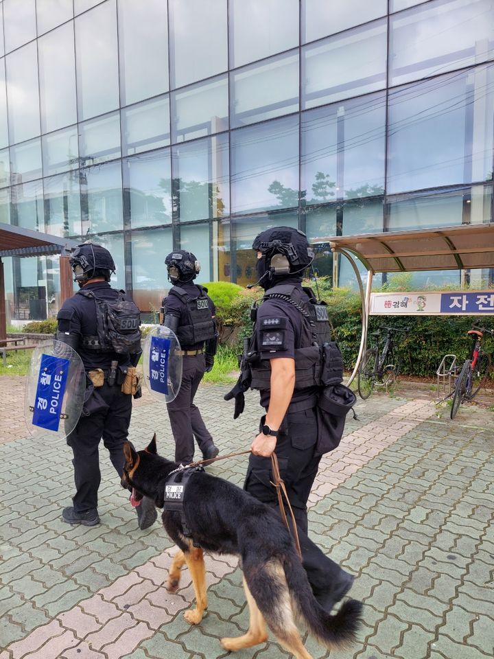 [창원=뉴시스] 강경국 기자 = 경남경찰청 경찰관기동대·특공대가 서울 신림역과 경기 분당 서현역 등에서 발생한 흉기난동 사건과 관련해 도민들의 불안감을 해소하기 위해 특별 방범활동에 들어갔다. (사진=경남경찰청 제공). 2023.08.05. photo@newsis.com *재판매 및 DB 금지