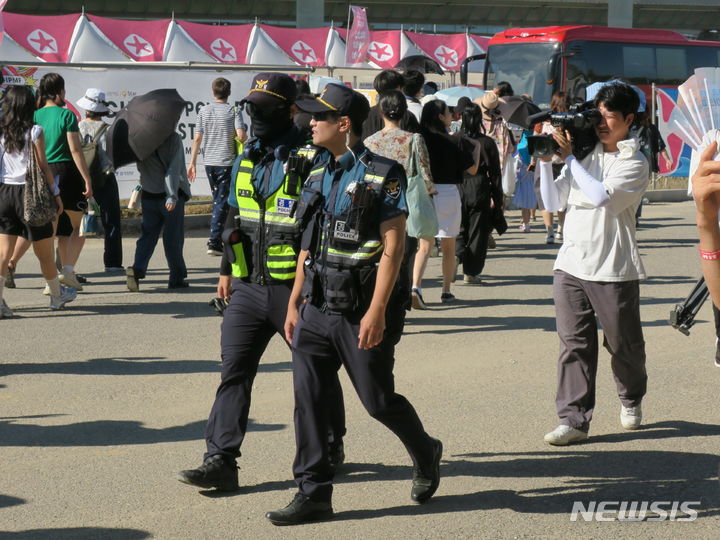 [인천=뉴시스] 김동영 기자 = 인천 펜타포트 록 페스티벌이 열린 5일 오후 인천 연수구 송도달빛축제공원에 경찰들이 순찰을 돌고 있다. 이날 오전 온라인 커뮤니티에는 “요즘 흉기난동이 유행이라는데, 송도달빛축제공원에 찾아 가겠다”는 취지의 글이 올라왔다. 경찰은 만일의 사태에 대비해 경력을 추가 투입하는 한편, 전술요원 및 폭발물처리반(EOD) 등 특공대 6명과 장갑차를 동원해 안전관리에 나섰다. 2023.08.05. dy0121@newsis.com 