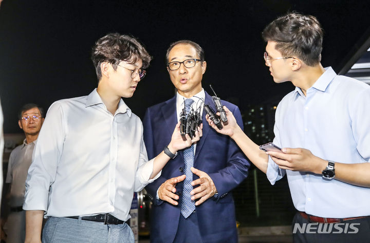 [의왕=뉴시스] 정병혁 기자 = 2021년 더불어민주당 전당대회 돈 봉투 살포 의혹에 관여한 혐의를 받는 윤관석 무소속 의원이 4일 오전 구속영장이 기각된 뒤 경기 의왕시 서울구치소에서 나와 취재진의 질문에 답하고 있다. 서울중앙지법 윤재남 영장전담 부장판사는 이날 정당법 위반 등 혐의를 받는 윤관석 무소속 의원에 대해 '증거인멸 염려'가 있다며 구속영장을 발부했으며, 같은 의혹을 받는 이성만 무소속 의원에 대한 구속영장 청구는 기각했다. 2023.08.04. jhope@newsis.com