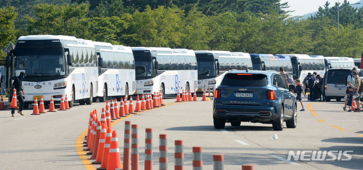 [부안=뉴시스] 김얼 기자 = '2023 새만금 제25회 세계스카우트잼버리'에 참가한 영국과 미국 스카우트 대표단의 퇴소 움직임이 보이고 있는 5일 전북 부안군 세계스카우트잼버리 웰컴센터에 스카우트 대원들을 운반할 버스들이 줄지어 서 있다. 2023.08.04. pmkeul@nwsis.com