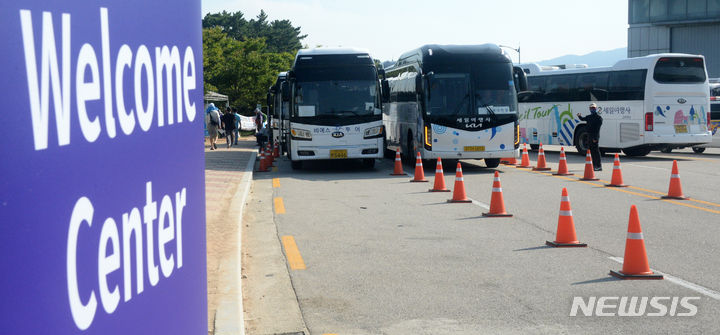 [부안=뉴시스] 김얼 기자 = '2023 새만금 제25회 세계스카우트잼버리'에 참가한 영국과 미국 스카우트 대표단의 퇴소 움직임이 보이고 있는 5일 전북 부안군 세계스카우트잼버리 웰컴센터에 스카우트 대원들을 운반할 버스들이 줄지어 서 있다. 2023.08.04. pmkeul@nwsis.com