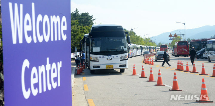 [부안=뉴시스] 김얼 기자 = '2023 새만금 제25회 세계스카우트잼버리'에 참가한 영국과 미국 스카우트 대표단의 퇴소 움직임이 보이고 있는 5일 전북 부안군 세계스카우트잼버리 웰컴센터에 스카우트 대원들을 운반할 버스들이 줄지어 서 있다. 2023.08.04. pmkeul@nwsis.com