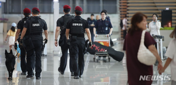 [인천공항=뉴시스] 정병혁 기자 = 서울 신림, 성남 서현역 등에서 흉기난동 사건이 이어지며 경찰이 특별치안활동을 선포한 가운데 지난 5일 오전 인천국제공항 제2터미널에 무장한 경찰특공대원들이 순찰을 돌고 있다. 2023.08.05. jhope@newsis.com