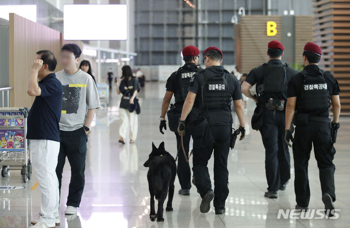 [인천공항=뉴시스] 정병혁 기자 = 서울 신림, 성남 서현역 등에서 흉기난동 사건이 이어지며 경찰이 특별치안활동을 선포한 가운데 5일 오전 인천국제공항 제2터미널에 무장한 경찰특공대원들이 순찰을 돌고 있다. 2023.08.05. jhope@newsis.com