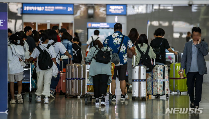 [인천공항=뉴시스] 정병혁 기자 = 휴가철인 지난 5일 오전 인천국제공항 제2터미널 출국장이 여행객들로 붐비고 있다. 2023.08.05. jhope@newsis.com