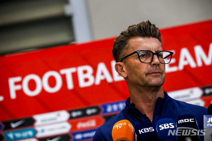 [인천공항=뉴시스] 정병혁 기자 = 2023 국제축구연맹(FIFA) 호주·뉴질랜드 여자월드컵 일정을 마친 대한민국 여자 축구대표팀 콜린 벨 감독이 5일 오전 인천국제공항 제2터미널을 통해 입국해 취재진의 질문에 답하고 있다. 2023.08.05. jhope@newsis.com