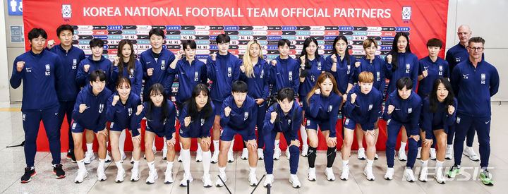 [인천공항=뉴시스] 정병혁 기자 = 2023 국제축구연맹(FIFA) 호주·뉴질랜드 여자월드컵 일정을 마친 대한민국 여자 축구대표팀 선수들이 5일 오전 인천국제공항 제2터미널을 통해 귀국해 기념촬영을 하고 있다. 2023.08.05. jhope@newsis.com