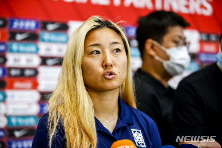 [인천공항=뉴시스] 정병혁 기자 = 2023 국제축구연맹(FIFA) 호주·뉴질랜드 여자월드컵 일정을 마친 대한민국 여자 축구대표팀 조소현이 5일 오전 인천국제공항 제2터미널을 통해 귀국해 취재진의 질문에 답하고 있다. 2023.08.05. jhope@newsis.com