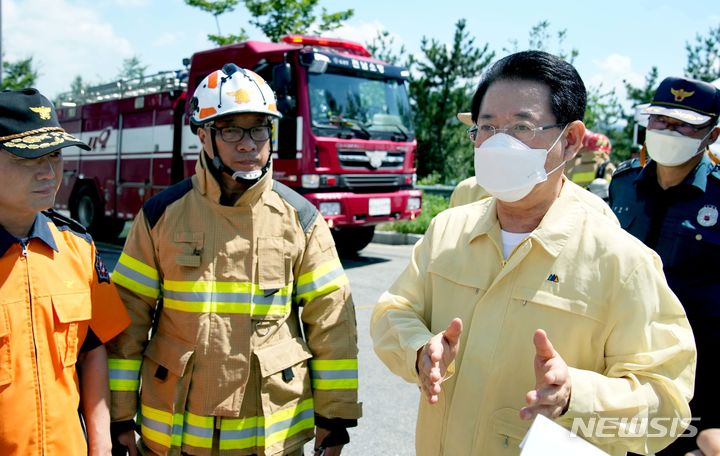 [함평=뉴시스] 이창우 기자=김영록 전남도지사(오른쪽)가 5일 함평군 대동면 공장 화재현장을 방문해 현황을 청취하고 소방 관계자들을 격려하고 있다. (사진=전남도 제공) 2023.08.05. photo@newsis.com *재판매 및 DB 금지