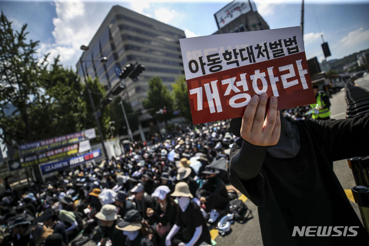 [서울=뉴시스] 정병혁 기자 = 5일 오후 서울 종로구 정부서울청사 앞에서 열린 서이초 교사 추모 및 공교육 정상화 촉구 집회에 참석한 전국의 교사들이 피켓을 들고 구호를 외치고 있다. 2023.08.05. jhope@newsis.com