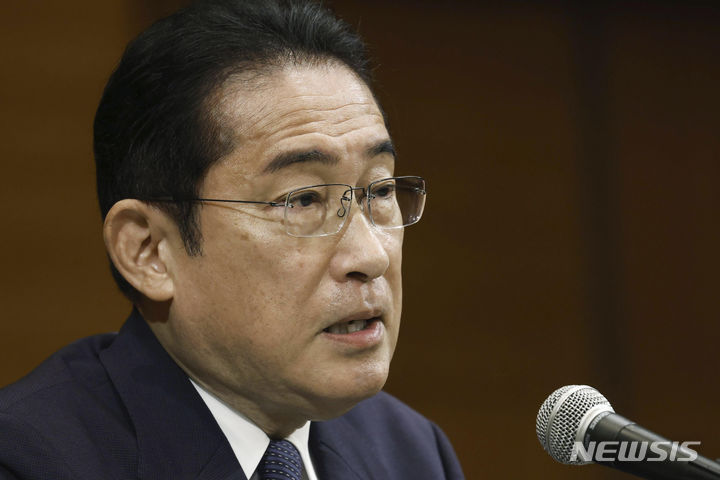 [히로시마=AP/뉴시스]기시다 후미오 일본 총리가 11일부터 여름휴가에 돌입했다. 사진은 기시다 총리가 지난 6일 일본 서부 히로시마에서 열린 원자폭탄 투하 78주년 기념식에 참석한 후 기자회견을 하는 모습. 2023.08.12.