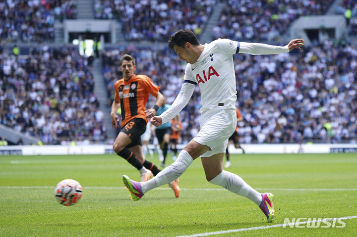 [런던=AP/뉴시스]토트넘의 손흥민이 6일 오후 10시(한국시간) 영국 런던의 토트넘 홋스퍼 스타디움에서 열린 샤흐타르 도네츠크(우크라이나)와 프리시즌 친선경기에서 선발로 출전해 후반 33분까지 78분을 소화했다.