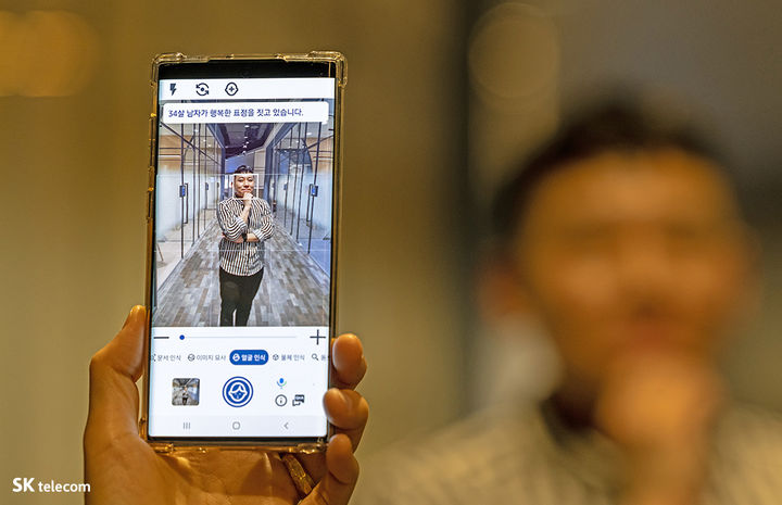 [서울=뉴시스] SK텔레콤은 7일부터 10일까지 부산 벡스코에서 열리는 ‘제1회 부산세계장애인대회’에 장애인을 위한 AI(인공지능) 서비스 3종을 소개하는 전시관을 운영한다고 6일 밝혔다. 사진은 설리번플러스를 활용해 인물의 얼굴을 인식해 성별·연령대 등을 식별하는 모습.(사진=SKT).2023.08.06&nbsp; *재판매 및 DB 금지