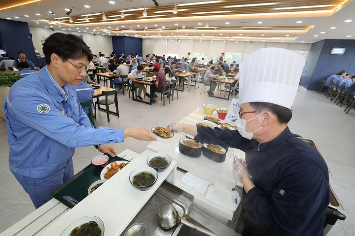 [포항=뉴시스] 강진구 기자 = 포스웰 조리사가 지난 4일 포스코 본사식당에서 은어튀김을 준비하고 있다.(사진=포스코 제공) 2023.08.06.photo@newsis.com *재판매 및 DB 금지