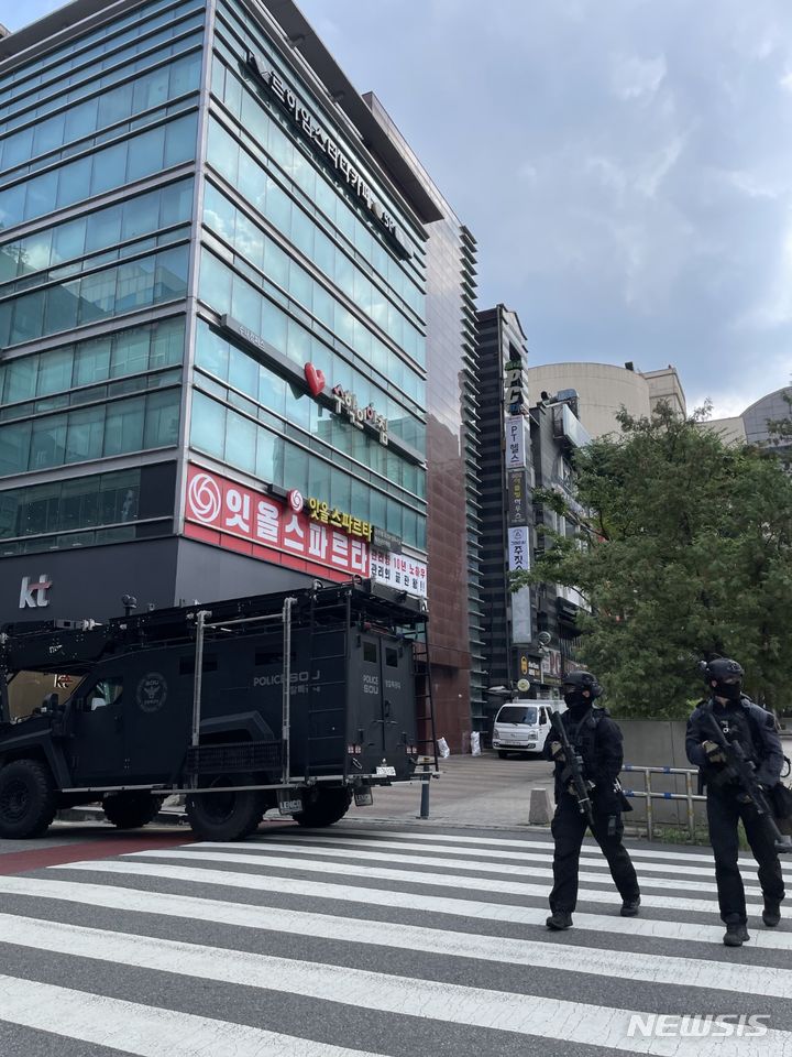 [성남=뉴시스] 지난 6일 경기남부경찰청이 살인 협박 관련, 경기 성남시 서현역 일대 경찰특공대와 장갑차를 배치했다. (사진=경기남부경찰청 제공) 2023.8.6. hyo@newsis.com *재판매 및 DB 금지