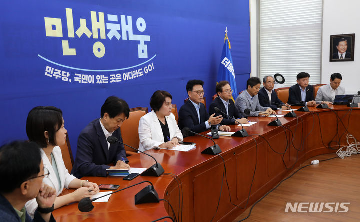 [서울=뉴시스] 고범준 기자 = 박광온 더불어민주당 원내대표가 6일 오전 서울 여의도 국회에서 열린 더불어민주당 원내대표단 취임 100일 기자간담회에서 발언을 하고 있다. 2023.08.06. bjko@newsis.com