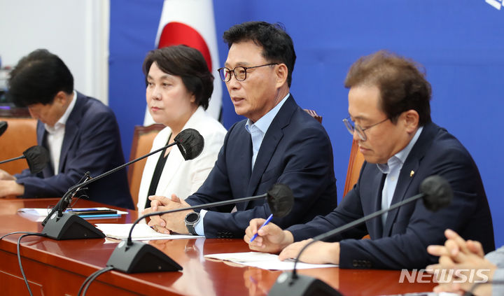 [서울=뉴시스] 고범준 기자 = 박광온 더불어민주당 원내대표가 6일 오전 서울 여의도 국회에서 열린 더불어민주당 원내대표단 취임 100일 기자간담회에서 발언을 하고 있다. 2023.08.06. bjko@newsis.com