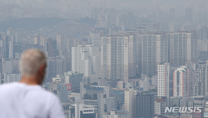 [서울=뉴시스] 고승민 기자 =서울 남산공원에서 서울시내 아파트가 보이고 있다. 2023.08.06. kkssmm99@newsis.com